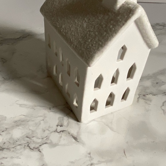 White ceramic house with glitter top. Use LED lights only . - Picture 4 of 10